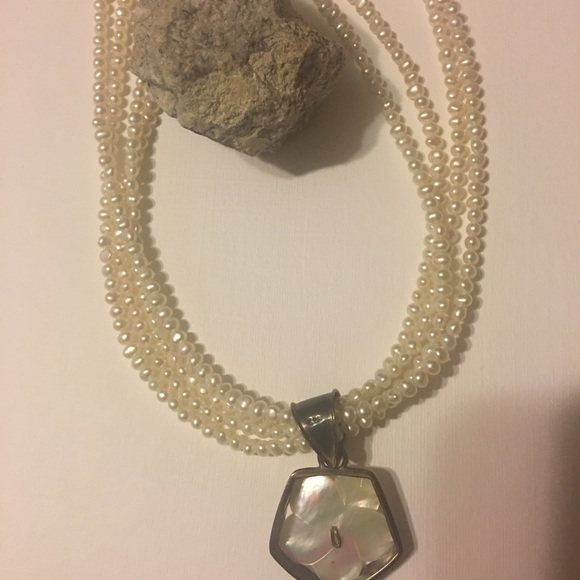 Pearl necklace with mother of pearl pendant - Picture 5 of 6